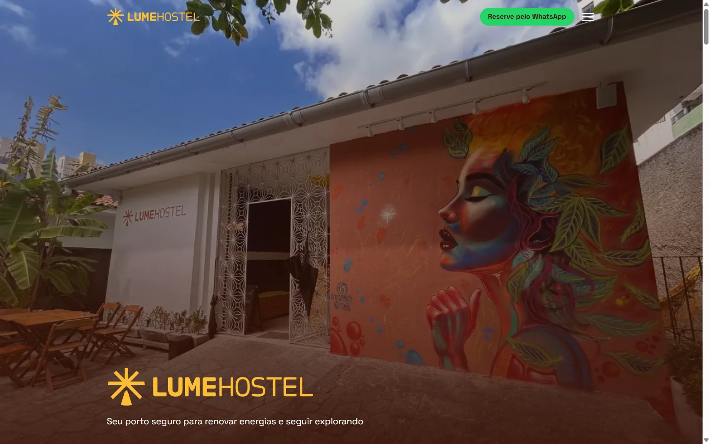 Primeira dobra do site do LumeHostel vista no computador